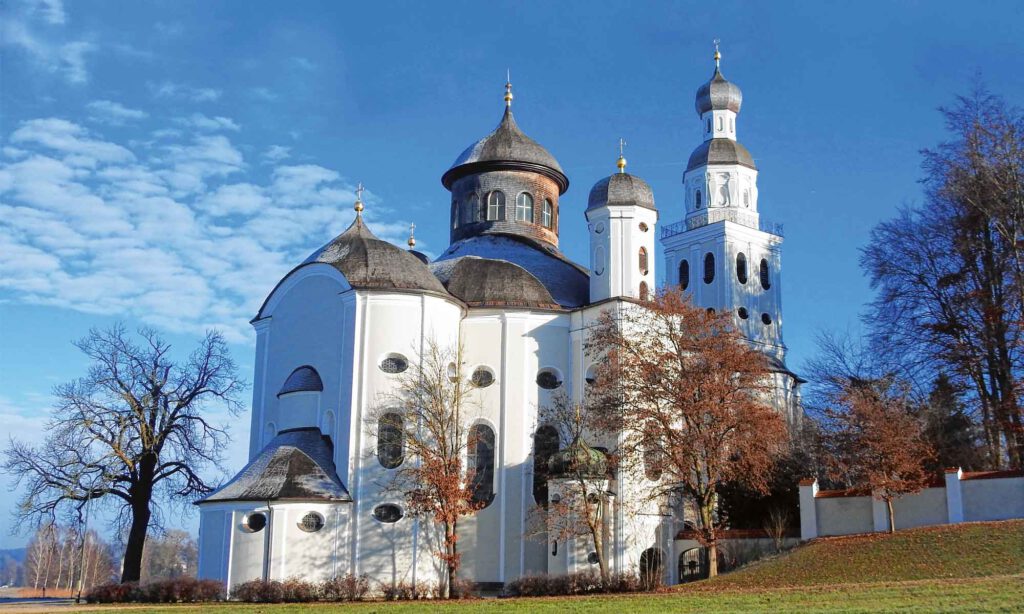 Wallfahrtskirche Maria Birnbaum unter blauem Himmel